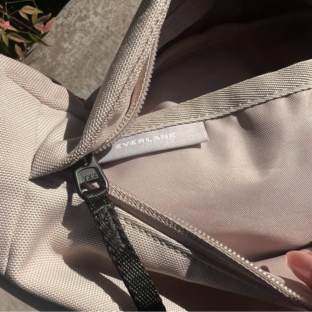 Everlane Women's grayish neutral crossbody bag - Picture 2 of 5